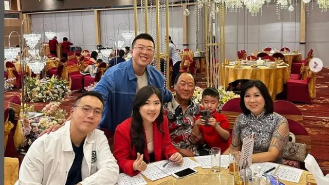 Tradisi Unik Bagi-bagi Angpau Imlek di Jakarta: Antre Panjang bak Main Ular Naga Panjangnya.  foto: Instagram @ianeryanto