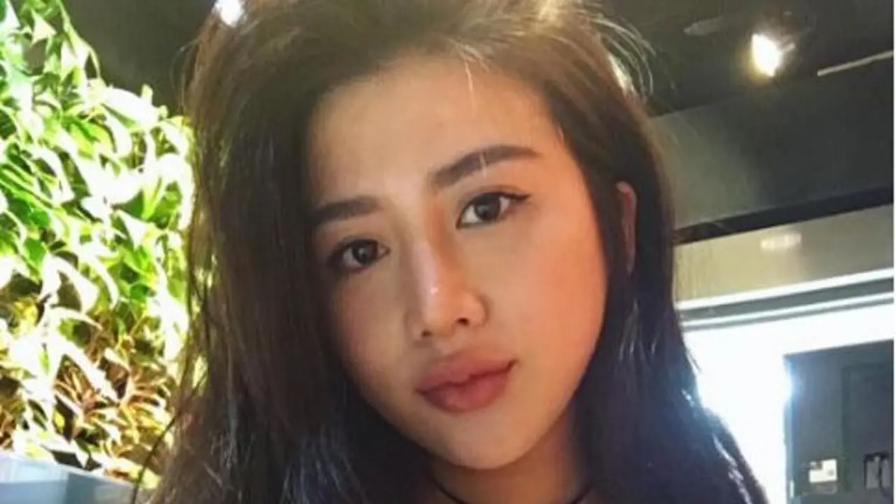 Foto Pakai Bikini, Suster Terseksi Carina Linn Diprotes