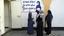<p>Perempuan Afghanistan berdiri di luar taman hiburan, di Kabul, Afghanistan, Kamis (10/11/2022). Taliban pada hari Kamis telah melarang perempuan Afghanistan menggunakan fasilitas di pusat kebugaran dan taman. (AP Photo/Ebrahim Noroozi)</p>