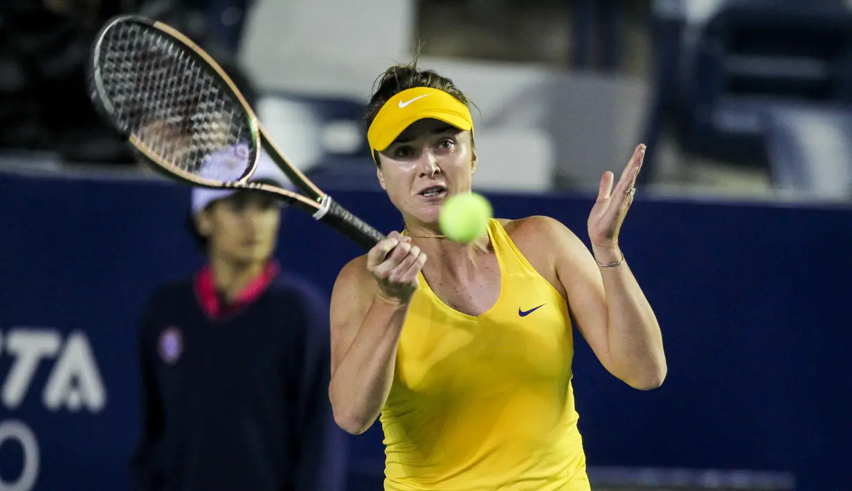 Petenis Ukraina Elina Svitolina mengembalikan bola ke arah lawannya Anastasia Potapova dari Rusia pada turnamen WTA Monterrey di Monterrey, Meksiko, 1 Maret 2022. Elina Svitolina, unggulan utama turnamen ini, berhasil menyingkirkan Anastasia Potapova dengan skor 6-2 6-1. (AP Photo)