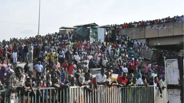 Kerumunan berkumpul usai serangan bom di Abuja, Nigeria pada 14 April 2014. (AP)