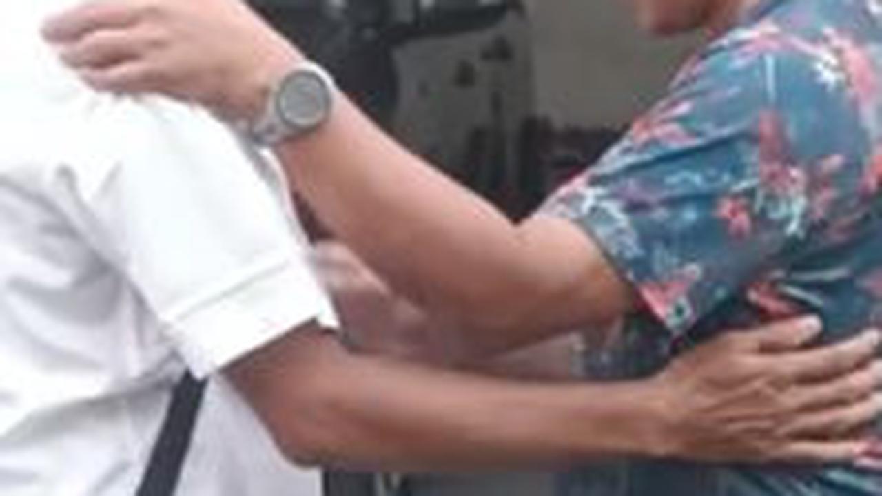 Dikawal Polisi Militer dan Disambut Sanak Saudara<br>