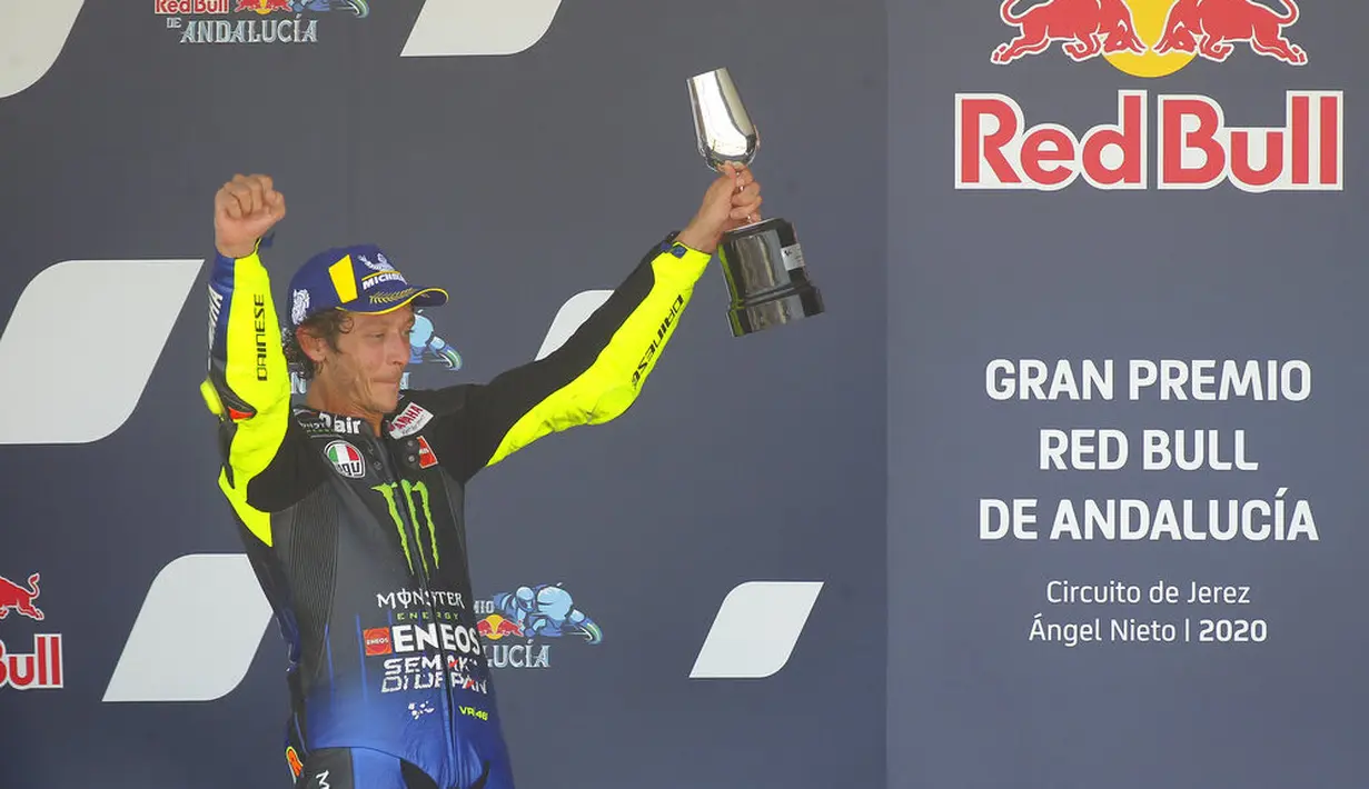 Pembalap Monster Yamaha, Valentino Rossi, merayakan kemenangan di atas podium usai menjuarai MotoGP Andalusia di Sirkuit Jerez, Minggu (26/7/2020). Fabio Quartararo berhasil finis pertama dengan catatan waktu 41 menit 22,666 detik. (AP Photo/David Clares)