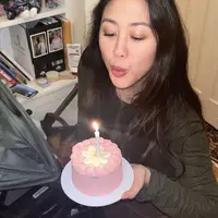 SHerina baru saja rayakan hari lahirnya yanh ke 34 tahun. Pesonanya begitu awet muda dengan tampilan kulit glowing memukau. [Foto: Instagram/ Sherina]