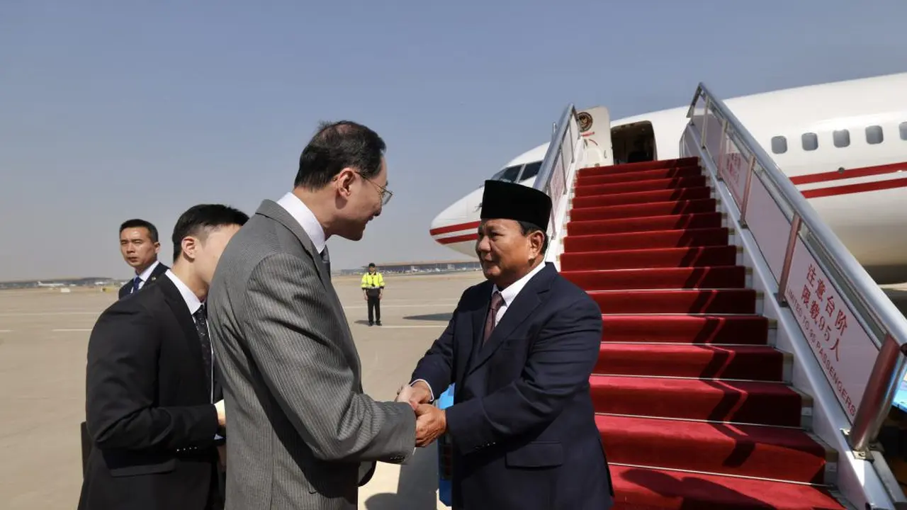 Menteri Pertahanan Prabowo Subianto tiba di Beijing, China dalam lawatannya menemui Presiden China XI Jinping, Minggu 31 April 204. (Dok Kemhan)