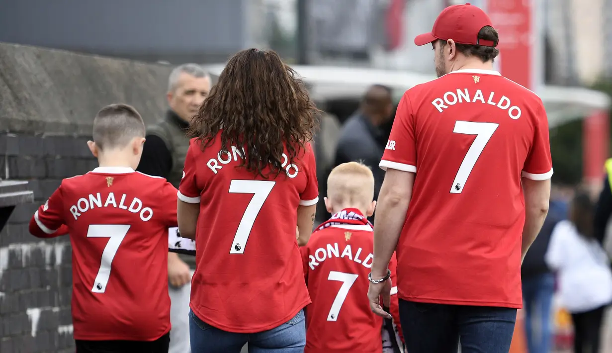 Kepulangannya ke Manchester United memicu banyak penjualan kaus Ronaldo tahun lalu. Bahkan sebelum memainkan pertandingan pertamanya, ia mampu memecahkan rekor kaos dengan penjualan tercepat dalam sejarah Liga Inggris. Total ada 1,05 juta kaus Ronaldo terjual pada tahun 2021. (AFP/Oli Scarff)