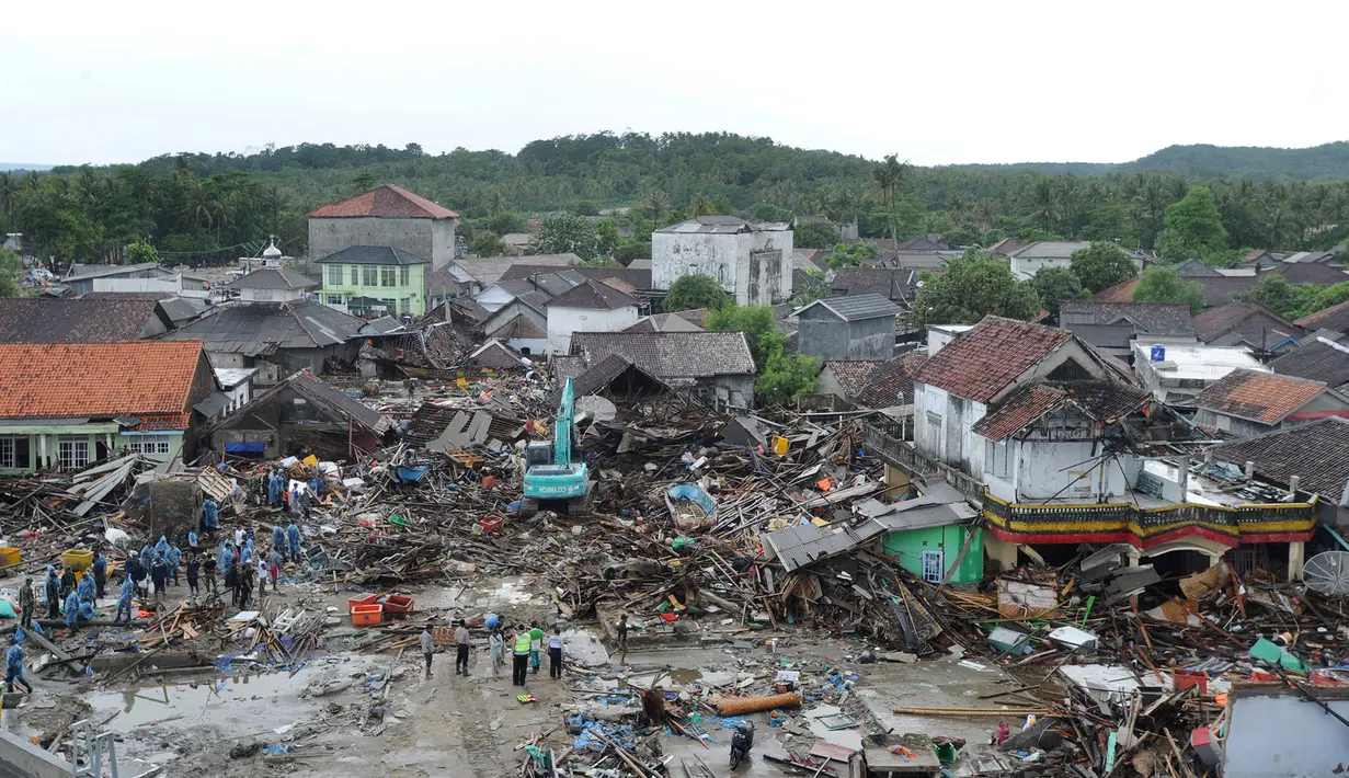 Pemandangan dari udara kawasan pemukiman nelayan di Kampung Sumur Pesisir, Pandeglang, Banten, Selasa (24/12). Sumur menjadi kawasan terparah yang terkena dampak tsunami Selat Sunda. (Merdeka.com/Arie Basuki)