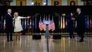 Senator Kamala Harris dan suaminya, Douglas Emhoff bertepuk tangan kepada calon presiden dari Partai Demokrat, Joe Biden dan istrinya, Jill Biden setelah debut perdana kampanye bersama mereka di Wilmington, Delaware, Rabu (12/8/2020).  (AP Photo/Carolyn Kaster)