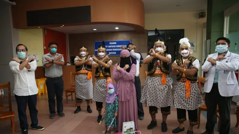 Dinyatakan Sembuh, Ibu dan Anak Pasien Covid-19 di RSBP Batam Pulang ke Rumah