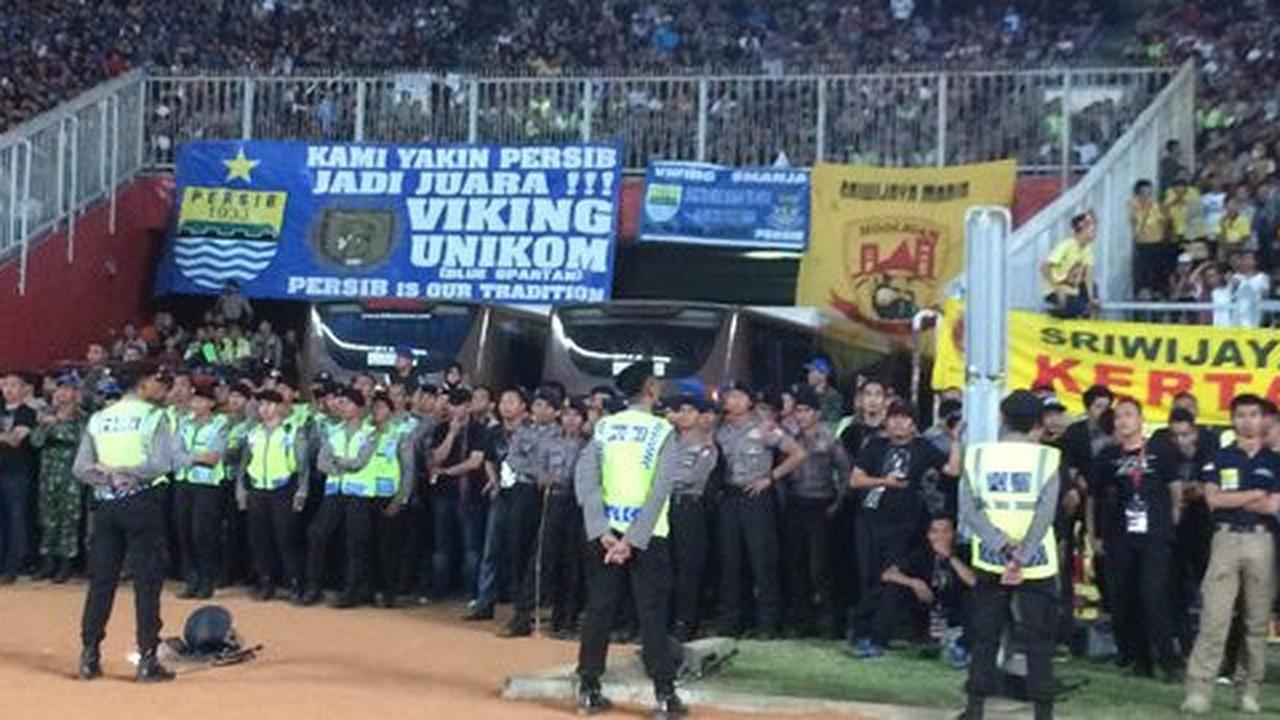 Tak mau kebobolan, polisi awasi gerak gerik penonton di GBK