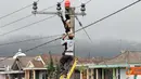Citizen6, Jakarta: Petugas PLN sedang melakukan pemeliharaan Jaringan Tegangan Menengah (JTM) dalam upaya meningkatkan kehandalan pasokan listrik kepada pelanggan. (Pengirim: Agus Trimukti)