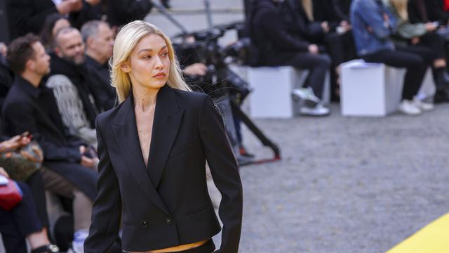 Gigi Hadid di peragaan busana Stella McCartney untuk koleksi ready-to-wear Musim Semi/ Panas 2023. (Foto: Vianney Le Caer/Invision/AP)