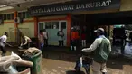Aktivitas pembersihan sisa lumpur di RSUD dr Slamet akibat banjir bandang dari aliran sungai Cimanuk di Kabupaten Garut, Kamis (22/9). Sebagian besar pelayanan di RS itu terhenti, terutama yang berada di lantai satu (Liputan6.com/Johan Tallo)