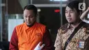 Direktur PT Navy Arsa Sejahtera, Mujib Mustofa (kiri) berjalan keluar usai menjalani pemeriksaan oleh penyidik di Gedung KPK, Jakarta, Jumat (22/11/2019). Mujib diperiksa sebagai tersangka dalam kasus suap kuota impor ikan tahun 2019. (merdeka.com/Dwi Narwoko)