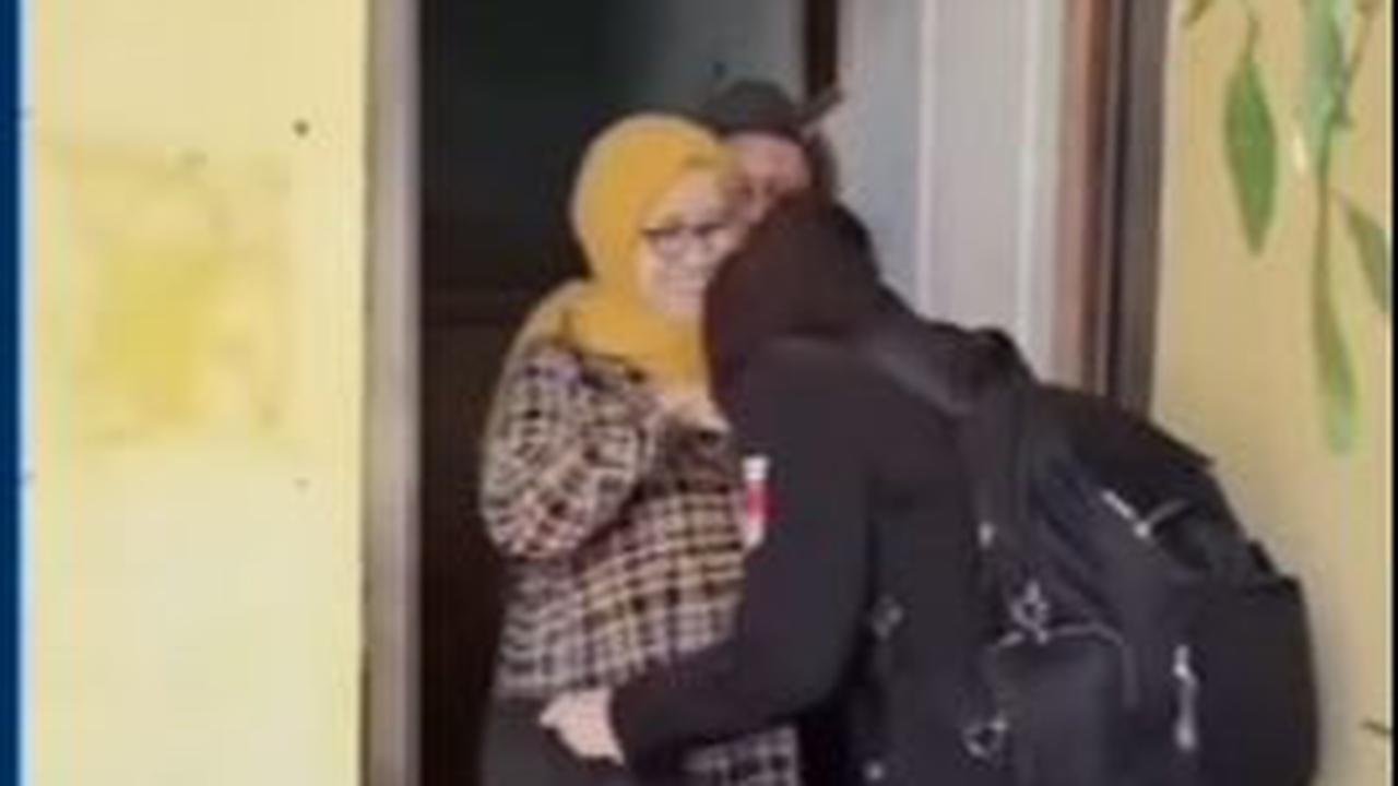 Masih mengenakan seragam pendidikan lengkap, Tiara melangkah tegap. Sembari menenteng koper berwarna hitam, gadis cantik tersebut lantas tiba di kediaman miliknya.<br>