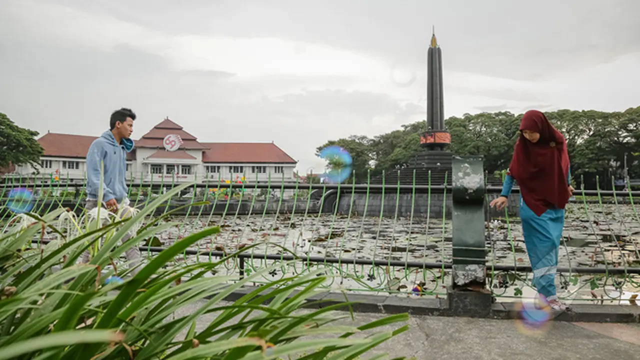 Asyiknya Bersantai di Alun-alun Tugu Kota Malang