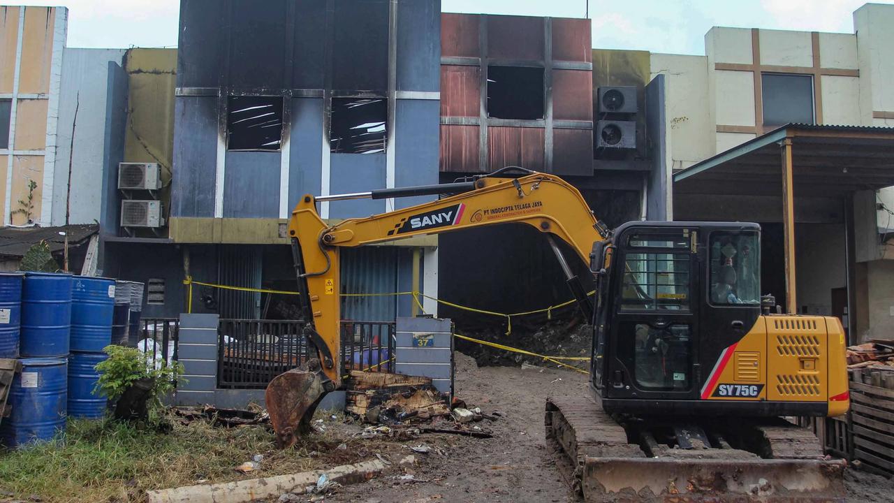 FOTO: KLH Segel Gudang Pestisida di Tangerang Selatan Terkait Pencemaran Sungai Cisadane