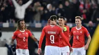 Para pemain Swiss merayakan gol ke gawang Belgia pada laga Liga A2 UEFA Nations League 2018-2019, di Swissporarena, Luzern, Minggu (18/11/2018). (AFP/Fabrice Coffrini)
