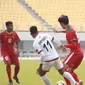 Pemain Timnas Indonesia U-19, Hanif Saghara (kanan) mencoba melewati adangan pemain Timor Leste, Expedito pada laga Kualifikasi Piala Asia 2017 di Stadion Paju Public, Korea Selatan, 2/11/2017). Indonesia menang 5-0. (PSSI/Bandung Saputra)