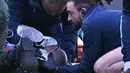 Mateta sempat mendapatkan perawatan di lapangan dan diberikan oksigen sebelum dibawa ke ambulans. (AFP/Glyn Kirk)