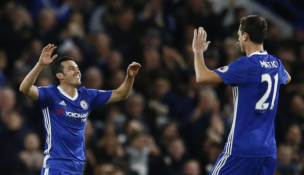 Pemain Chelsea, Pedro mencetak gol pembuka bagi The Blues saat melawan AFC Bournemouth pada laga Boxing Day Premier League di Stamford Bridge, (26/12/2016). (Reuters/Peter Nicholls)