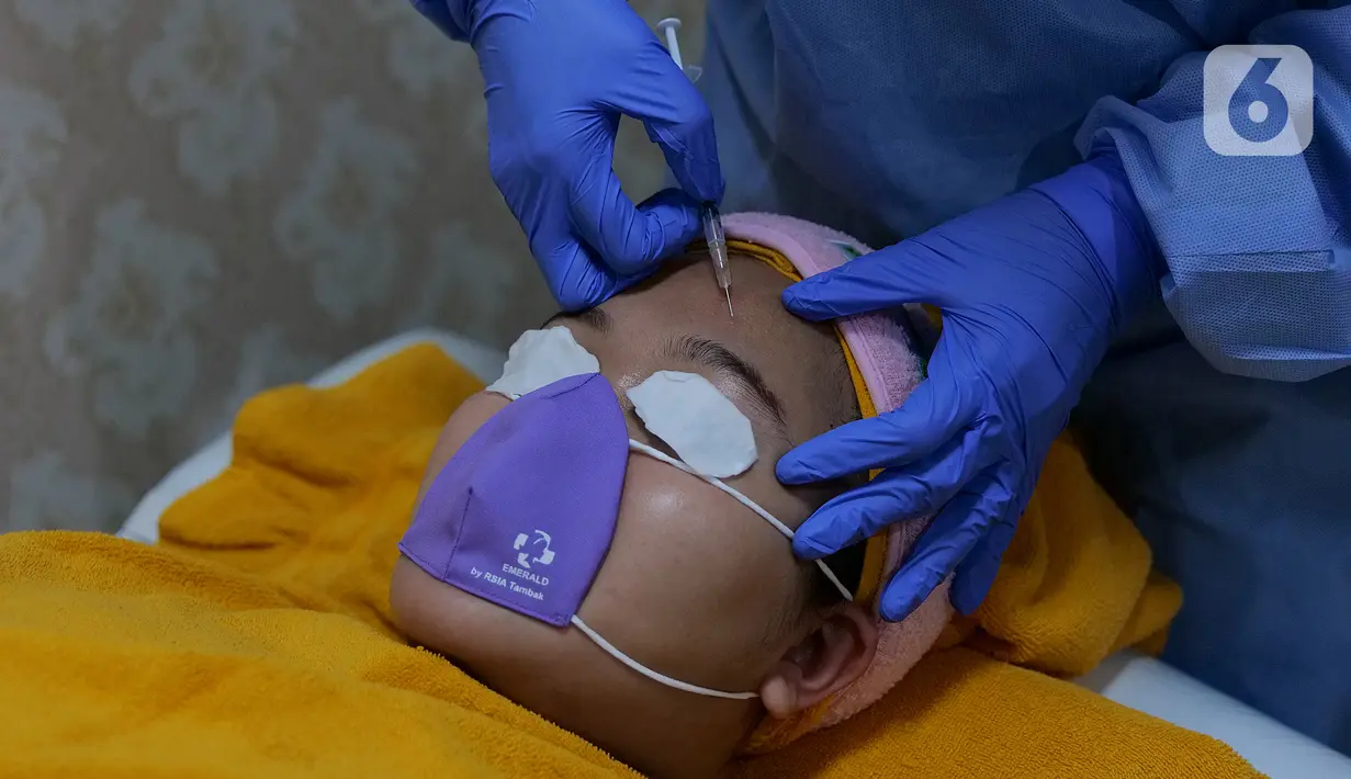 dokter sedang melakukan perawatan wajah ke pasien di Emerald Health and Beauty by RSIA Tambak, Jakarta, Jumat (19/06/2020). Perawatan wajah dengan protokol kesehatan tetap menjadi prioritas klinik kecantikan di era new normal saat pandemi COVID-19. (Liputan6.com/Herman Zakharia)