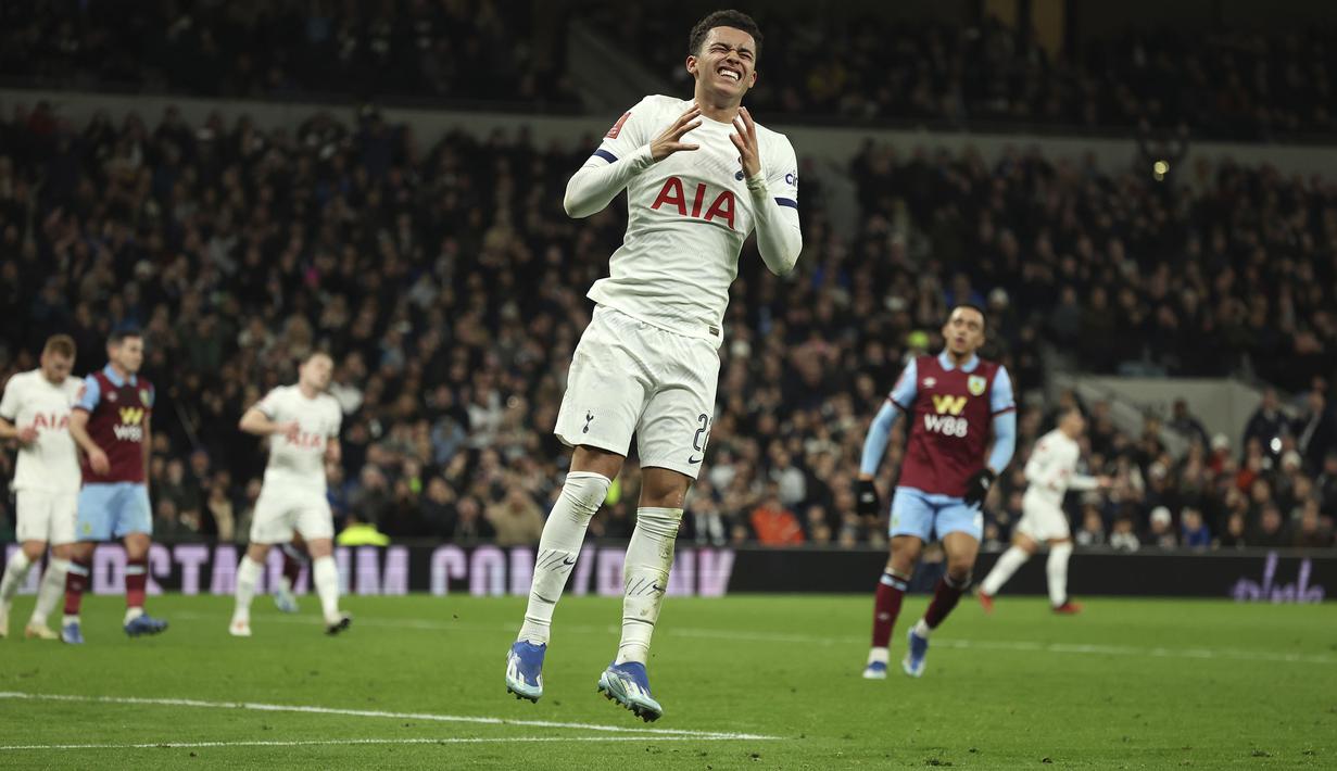 Reaksi kecewa striker Tottenham Hotspur, Brennan Johnson setelah gagal memanfaatkan peluang di depan gawang Burnley pada laga putaran ketiga Piala FA 2023/2024 di Tottenham Hotspur Stadium, London, Sabtu (6/1/2024) dini hari WIB. (AP Photo/Ian Walton)