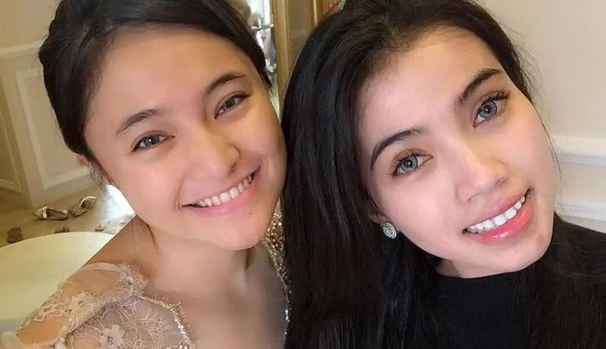 Angela juga terlibat dibeberapa sinetron diantaranya, Ku Tlah Jatuh Cinta, Jangan Berhenti Mencintaiku, Kupu-Kupu Malam, dan Inikah Rasanya. Potretnya bersama Marshanda yang menjadi lawan mainnya dalam sinetron Bidadari. [Instagram/angelaprisa]