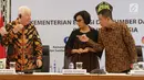 CEO Freeport McMoran Richard Adkerson (kiri), Menkeu Sri Mulyani (tengah) dan Menteri ESDM Ignasius Jonan (kanan) jelang jumpa pers hasil perundingan pemerintah dengan Freeport Indonesia di Jakarta, Selasa (29/8). (Liputan6.com/Angga Yuniar)