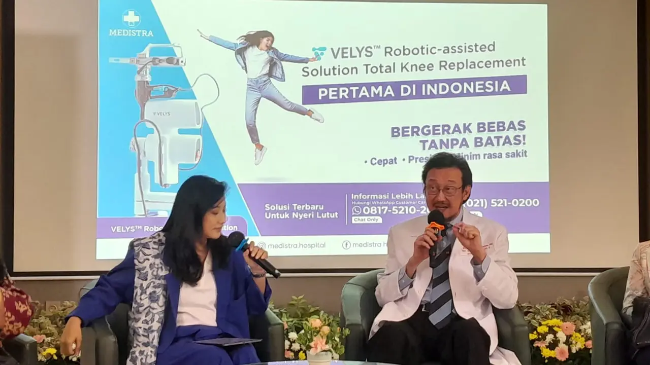 Profesor Nicolaas Budhiparama MD, PhD, SpOT(K) FICS memimpin operasi penggantian lutut menggunakan teknologi Velys Robotic pertama di Indonesia.