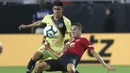 Ander Herrera (kanan) mencoba melewati pemain Club America, Joe Corona pada laga uji coba di University of Phoenix Stadium, Glendale, Arizona, (19/7/2018). MU dan Club America bermain imbang 1-1. (AP/Ralph Freso)