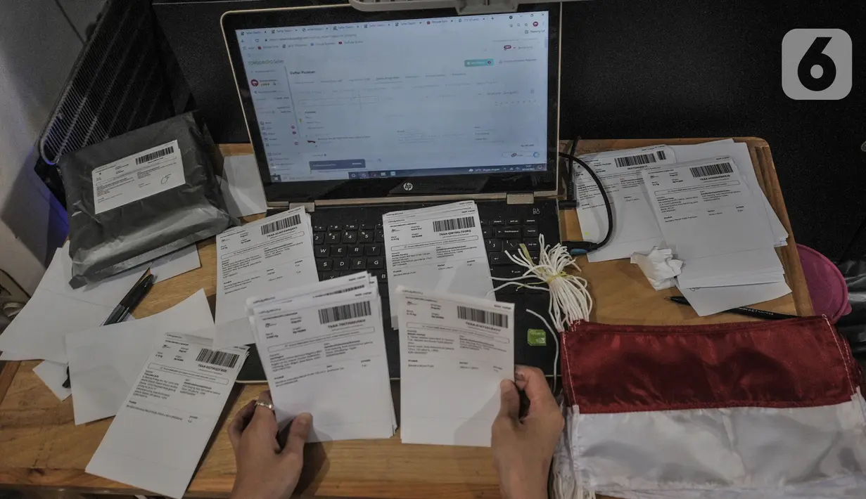 Pekerja memproses pesanan bendera Merah Putih  via e-Commerce di industri rumahan benderaindonesia.com, Jakarta, Selasa (3/8/2021). Menjelang Hari Kemerdekaan RI penjualan bendera Merah Putih dan pernak pernik 17 Agustus-an via online meningkat hingga 50 persen. (merdeka.com/Iqbal S Nugroho