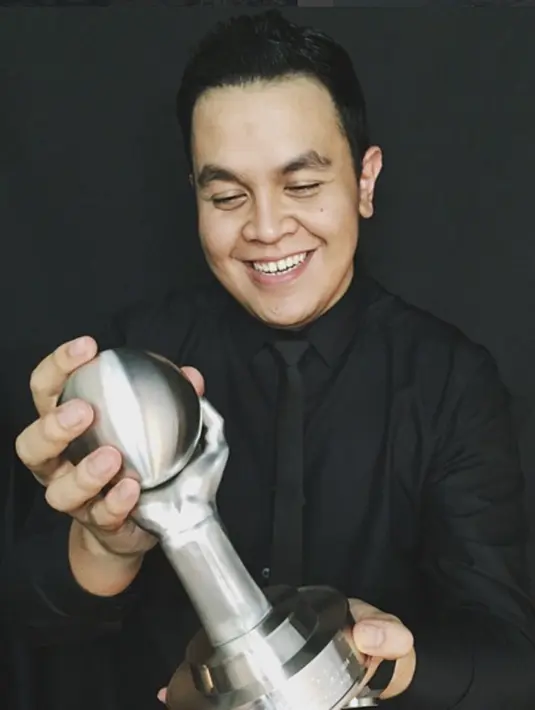 Tulus  sangat mengidolakan sesosok Alm.Chrisye karena menurutnya penampilannya begitu sempurna dan membuat semua orang menikmati charisma nya dalam menciptakan suasana musik yang sebenarnya.  (viainstagram@tulusm/Bintang.com)