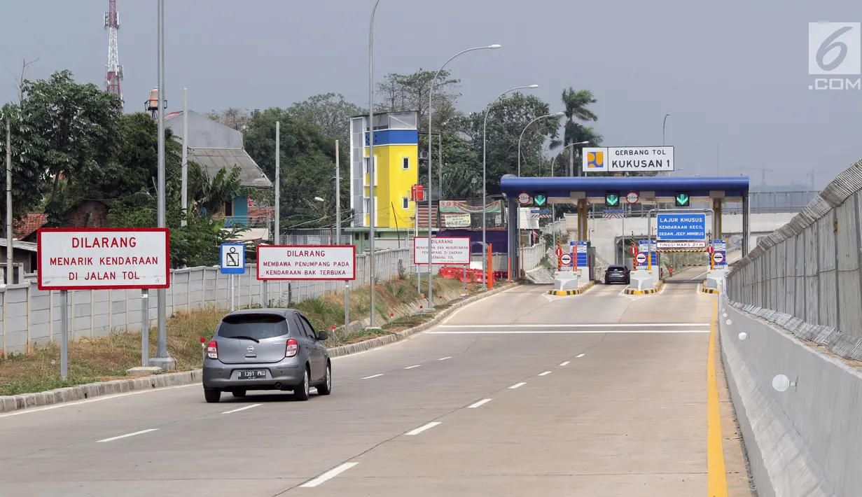 Kendaraan memasuki gerbang tol Kukusan ruas jalan tol Cinere-Jagorawi (Cijago) seksi 2, Depok, Jawa Barat, Sabtu (28/9/2019). Gerbang tol Cijago seksi 2 (Jl Raya Bogor-Kukusan) sepanjang 5,5 km dapat dilalui secara fungsional mulai Sabtu (28/9) pukul 00.00 WIB. (Liputan6.com/Helmi Fithriansyah)