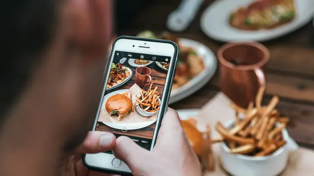Makin Banyak Restoran dan Bar Larang Pengunjung Buka Ponsel Selama Makan dan Minum