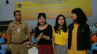 Tukang Cukur Cantik Ini Punya Trik Tangkis Rayuan Pria Penggoda