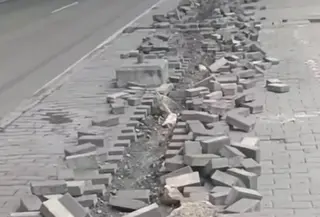 Sebuah kabel Penerangan Jalan Umum (PJU) diduga dicuri kawanan maling. Peristiwa itu pun viral di sosial media dan membuat polisi turun tangan melakukan penyelidikan. (Foto: Tangkapan Layar Sosmed)