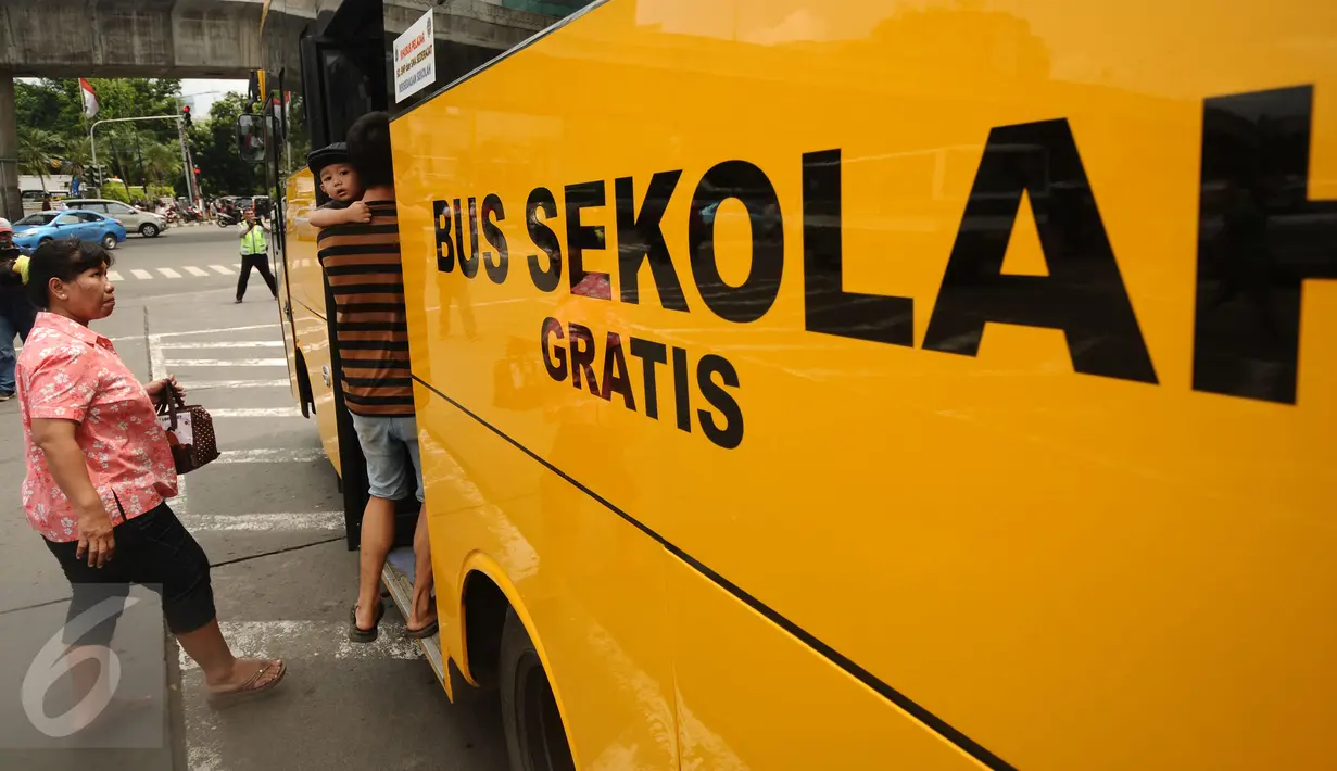 Warga menaiki bus sekolah di Terminal Blok M Jakarta, Senin (21/12/2015). Bus sekolah dikerahkan untuk mengantisipasi penumpukan penumpang seiring mogoknya sejumlah sopir metromini. (Liputan6.com/Helmi Fithriansyah)