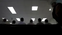 Petugas berjaga saat sidang kasus penculikan dan pembunuhan 11 perempuan di ruang sidang di Ciudad Juarez, Meksiko (27/7/2015). Pengadilan menjatuhkan vonis 679 tahun penjara kepada lima dari 6 orang tersebut. (REUTERS/Jose Luis Gonzalez)