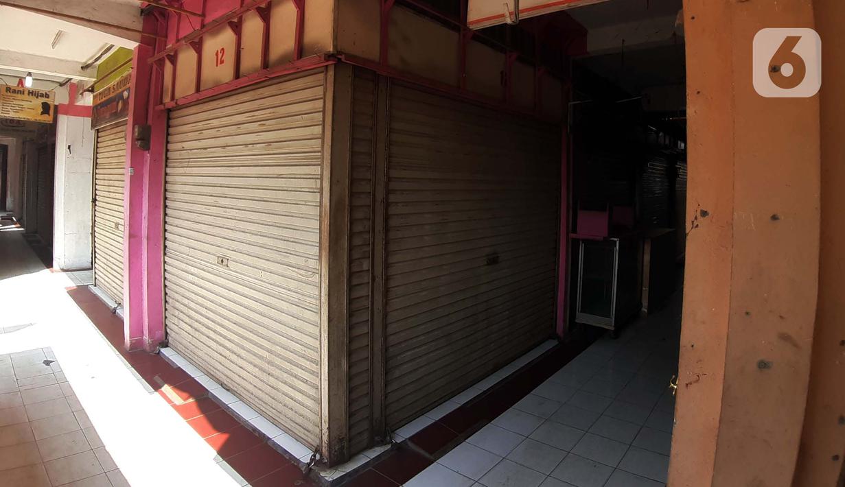 Suasana salah satu lorong kios pedagang di kawasan Pasar Cileungsi, Kabupaten Bogor, Selasa (2/6/2020). Penutupan sementara kegiatan jual beli di Pasar Cileungsi terkait adanya tujuh pedagang yang positif terinfeksi virus COVID-19. (Liputan6.com/Helmi Fithriansyah)