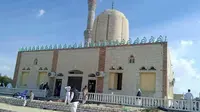 Suasana di luar masjid Rwada usai serangan bom, El-Arish, Sinai, Mesir, (24/11). Sekitar 235 orang tewas dan 100 lainnya luka-luka usai kelompok bersenjata menyerang masjid usai menunaikan Salat Jumat. (AFP Photo/Stringer)