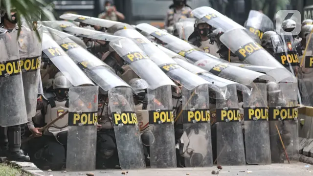 Polisi Bertameng dan Kendaraan Taktis Amankan Bentrokan Massa