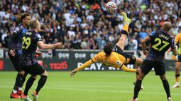 Wolves tak mau mengecewakan publik sendiri dan berinisiatif memegang kendali permainan. Hasilnya, Francisco Trincao membuat peluang emas ke gawang Lloris. Sayangnya Trincao sudah terjebak offside terlebih dahulu. Keunggulan Spurs bertahan hingga babak pertama usai. (Foto: AFP/Lindsey Parnaby)