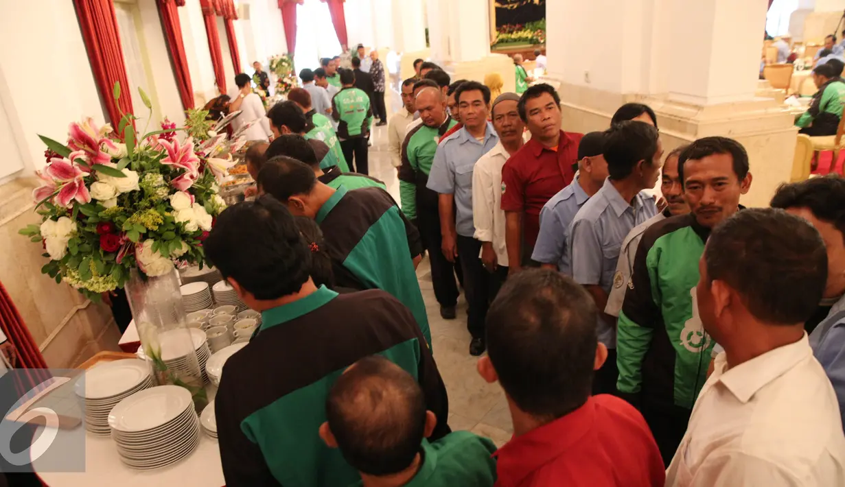 Para pekerja di sektor transportasi mengantri mengambil makanan saat acara makan siang di Istana Negara, Jakarta, Selasa (1/9/2015). Setidaknya ada 100 para pekerja di sektor transportasi yang diundang dalam jamuan tersebut. (Liputan6.com/Faizal Fanani)