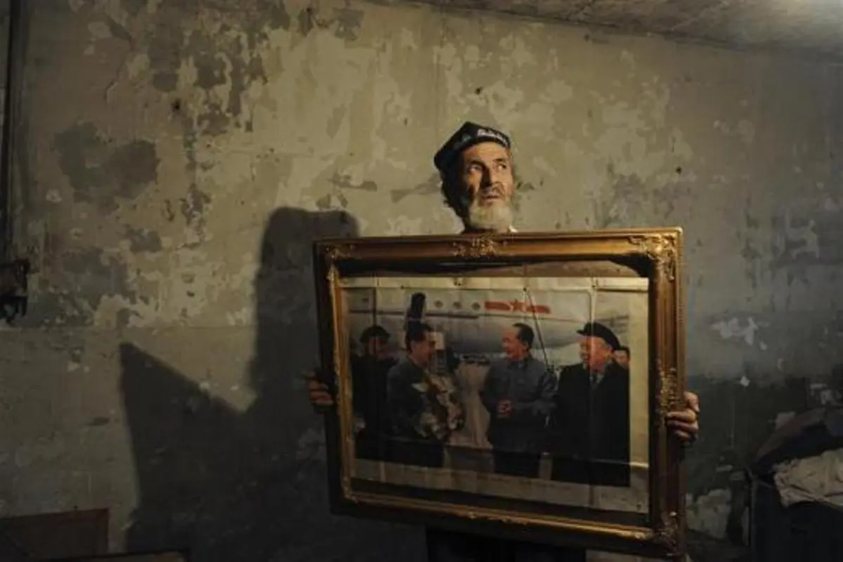 Etnik Uighur Memegang Foto Pemimpin China