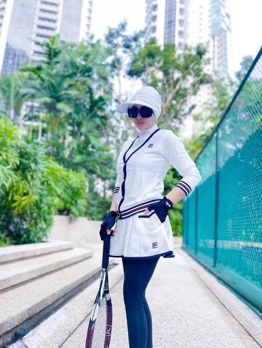 Gayanya yang sporty rupanya membuat Syahrini jadi terlihat awet muda. OOTD kekinian seperti ABG. @princessyahrini.