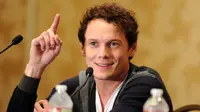 Anton Yelchin dilahirkan di Saint Petersburg, Rusia, dari pasangan Irina dan Viktor Yelchin. Pasangan atlet ice skating tersebut kemudian pindah ke Amerika Serikat pada 1989 saat Yelchin masih bayi. (Michael Buckner/GETTY IMAGES NORTH AMERICA/AFP)