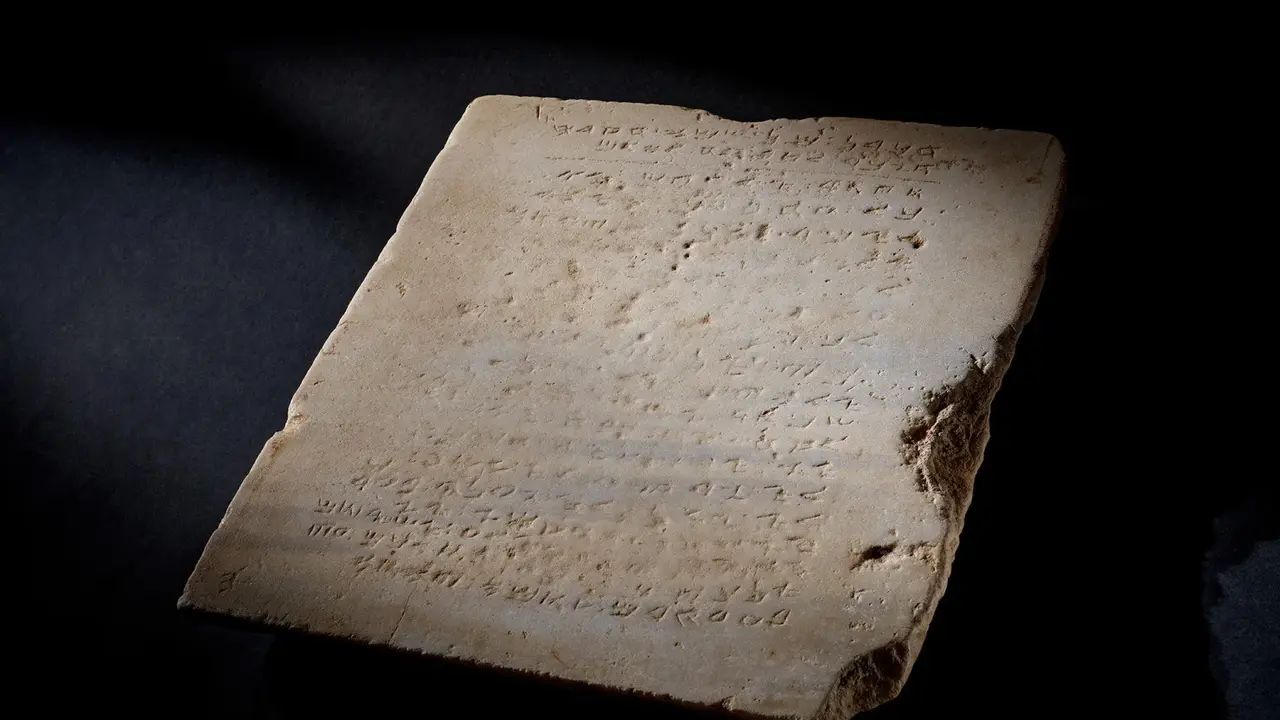 Prasasti batu tertua yang memuat Sepuluh Perintah Allah dalam pelelangan di Sotheby's. (dok. Sotheby's)