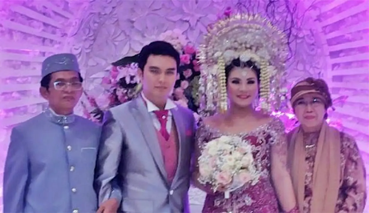 "Uang sebesar Rp 3.902.510, memang kesepakatan kita berdua dari awal. Kita ngikut kebiasaan sih, kan mas kawin identik pakai tanggal lahir atau tanggal nikah. Nah ini digabungkan, pas kan," jelas pesinetron Mak Ijah Pengen Ke Mekah ini. (dok. Pribadi)