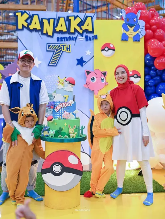 Tya dan Irfan bersama dua anak laki-lakinya. Pasangan yang menikah tahun 2014 silam itu memiliki dua anak laki-laki. Anak sulung yang biasa dipanggil Kanaka genap tujuh tahun pada 4 Agustus lalu. [Instagram/tya_ariestya]
